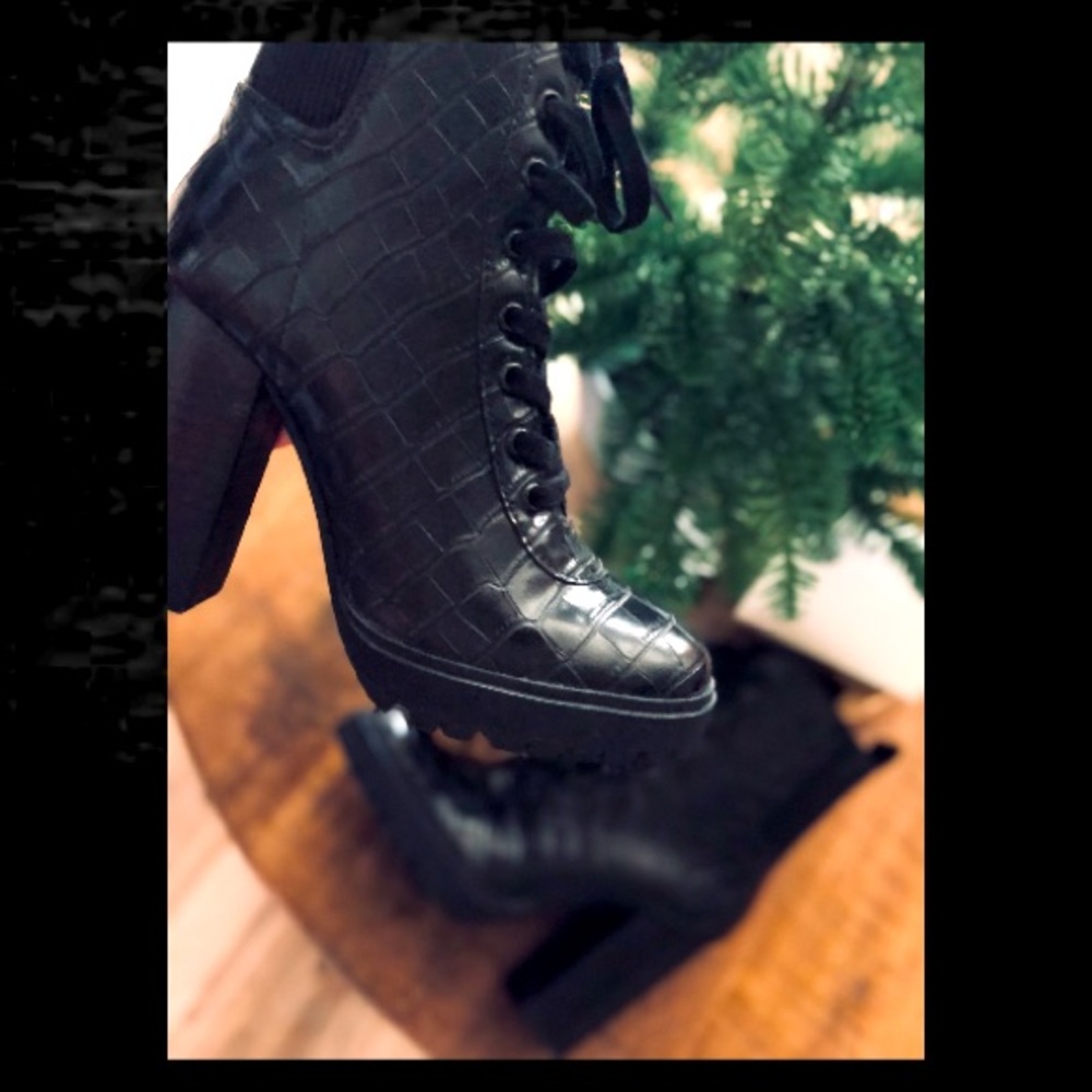 Sold!!! 🔴 New Steve madden combat boots